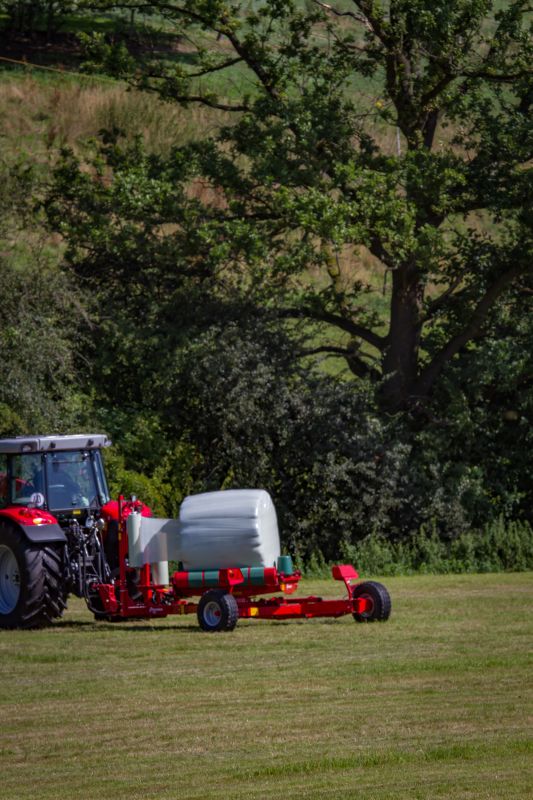 Round Bale Wrappers - Kverneland 7730, made for smaller tractors but still fully atuomatic