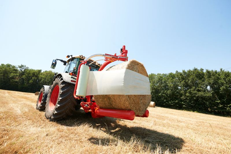 Round Bale Wrappers - Kverneland 7820, gently self-loading system and can wrap on the move so it operates effectively