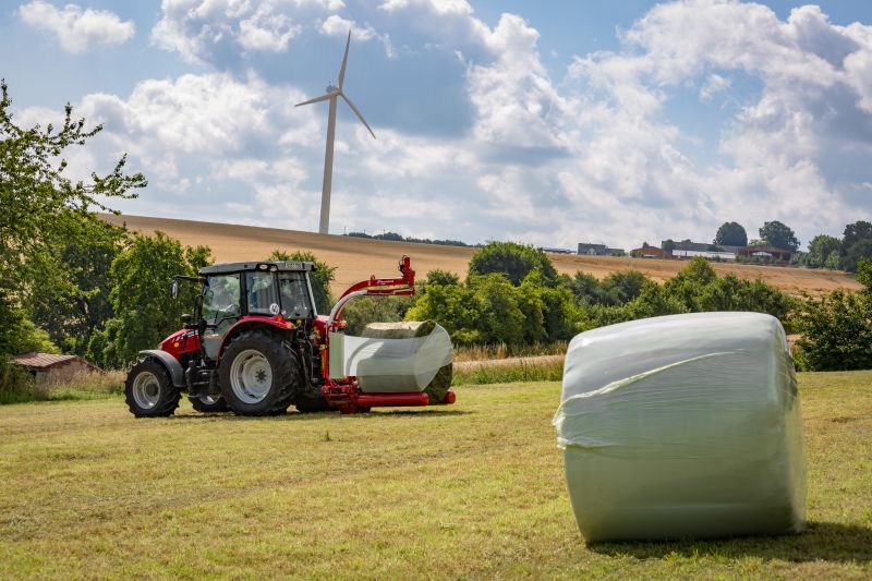 Round Bale Wrappers - Kverneland 7820, gently self-loading system and can wrap on the move so it operates effectively