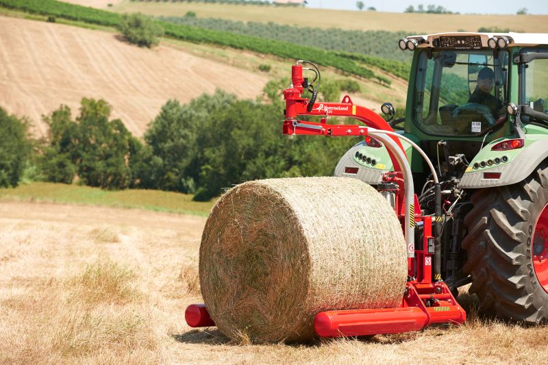 Round Bale Wrappers - Kverneland 7820, gently self-loading system and can wrap on the move so it operates effectively