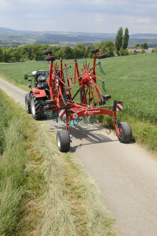 Double Rotor Rakes - Kverneland 9580 C - 9584 C - 9590 C Hydro, folded during transport and compact storage