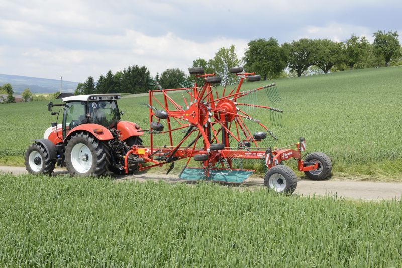 Double Rotor Rakes - Kverneland 9580 C - 9584 C - 9590 C Hydro, folded during transport and compact storage