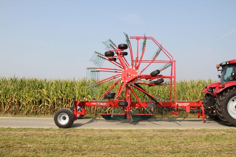 Double Rotor Rakes - Kverneland 9580 C - 9584 C - 9590 C Hydro, folded during transport and compact storage