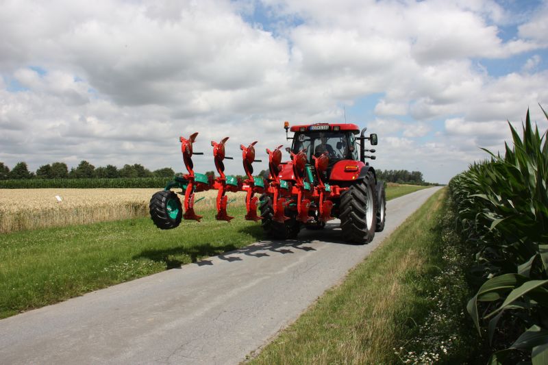 Kverneland Ecomat compact while travelling above ground, dragged by tractor