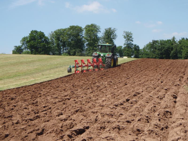 Kverneland EG LB efficient plough for medium to heavy soils, great range of accessories