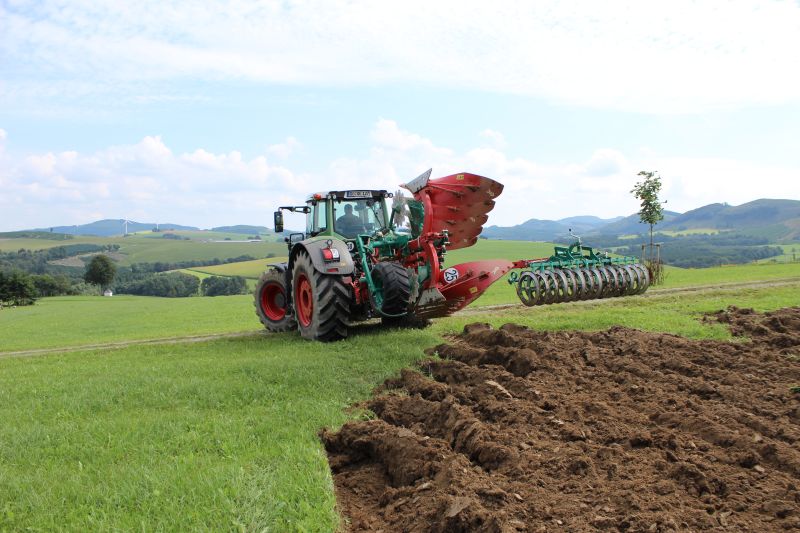 Kverneland EG LB travelling compact above ground, dragged by tractor