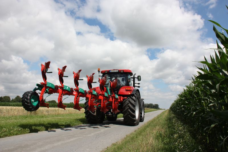 Kverneland Ecomat compact while travelling above ground, dragged by tractor