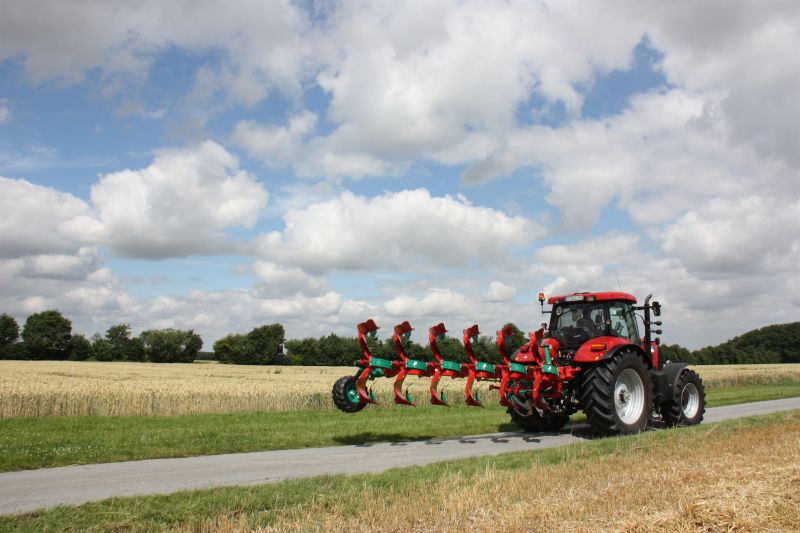 Kverneland Ecomat compact while travelling above ground, dragged by tractor