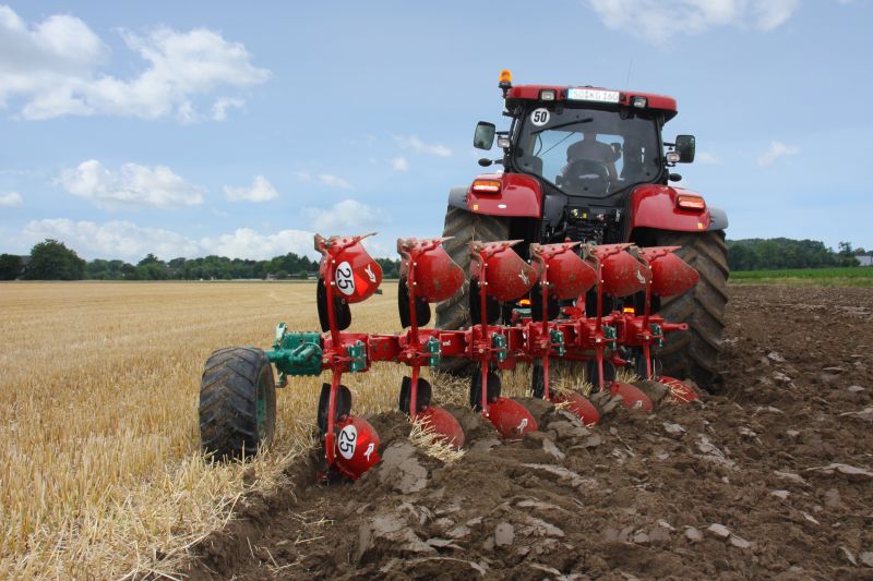 Reversible Mounted Ploughs - Kverneland Ecomat, tills soil efficient from 10-18cm. Increases quality in soil preparation and more economical