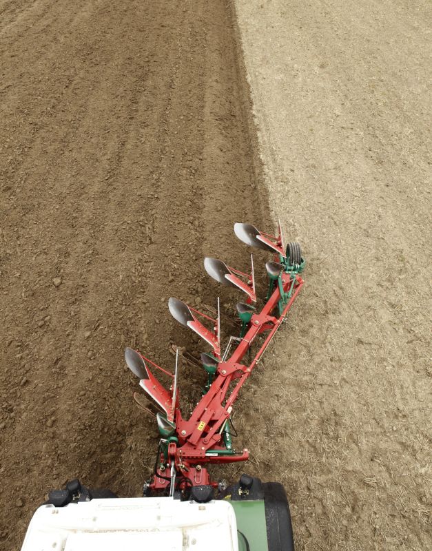 Kverneland EG LB efficient plough for medium to heavy soils, great range of accessories