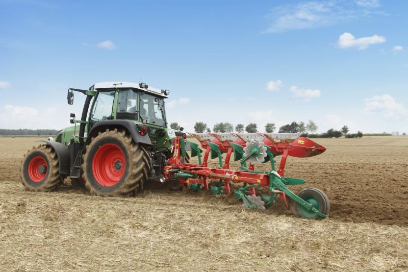 Kverneland EG LB efficient plough for medium to heavy soils, great range of accessories