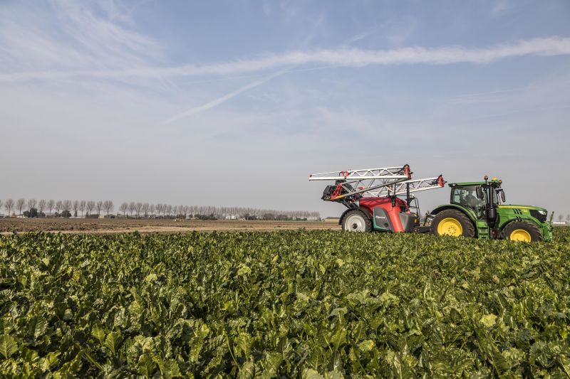 Kverneland iXtrack T3, compact sprayer, stable and precise with intelligent technology