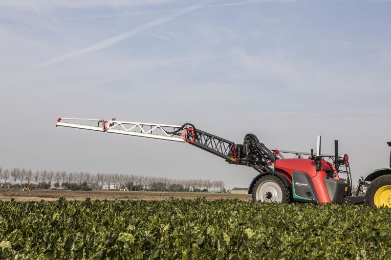 Kverneland iXtrack T3, compact sprayer, stable and precise with intelligent technology