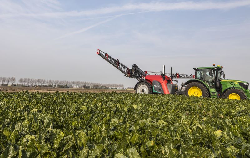 Kverneland iXtrack T3, compact sprayer, stable and precise with intelligent technology