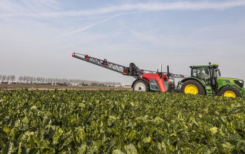 Kverneland iXtrack T3, compact sprayer, stable and precise with intelligent technology