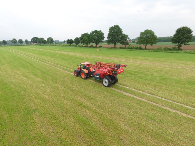 Kverneland iXtrack T3, compact sprayer, stable and precise with intelligent technology