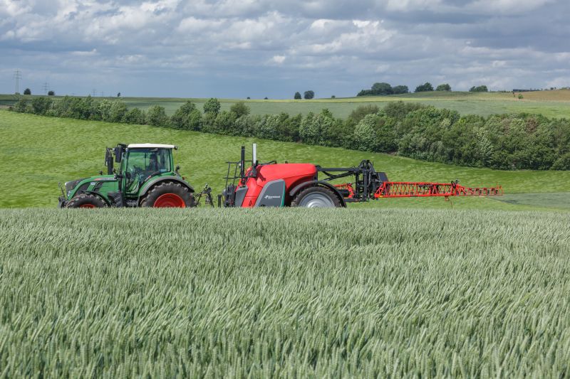 Kverneland iXtrack T3, compact sprayer, stable and precise with intelligent technology