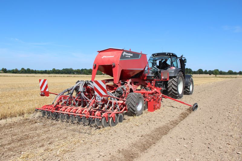 Kverneland u-drill, universal seed drill combination - seedbed preparation and levelling