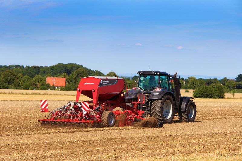 Integrated seeding combinations - Kverneland u-drill, universal seed drill combination - seedbed preparation and levelling