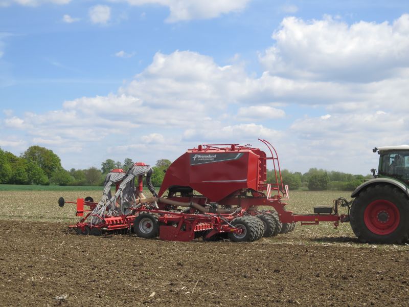 Kverneland u-drill plus, ombined grain and fertiliser version, operating at high speed