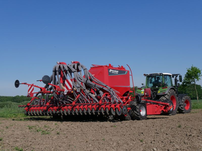 Kverneland u-drill, universal seed drill combination - seedbed preparation and levelling