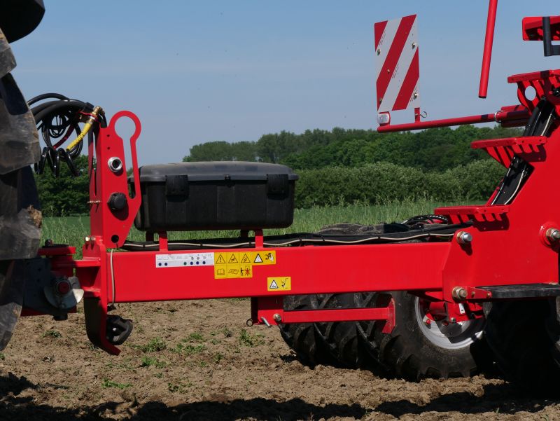 Kverneland u-drill, universal seed drill combination - seedbed preparation and levelling