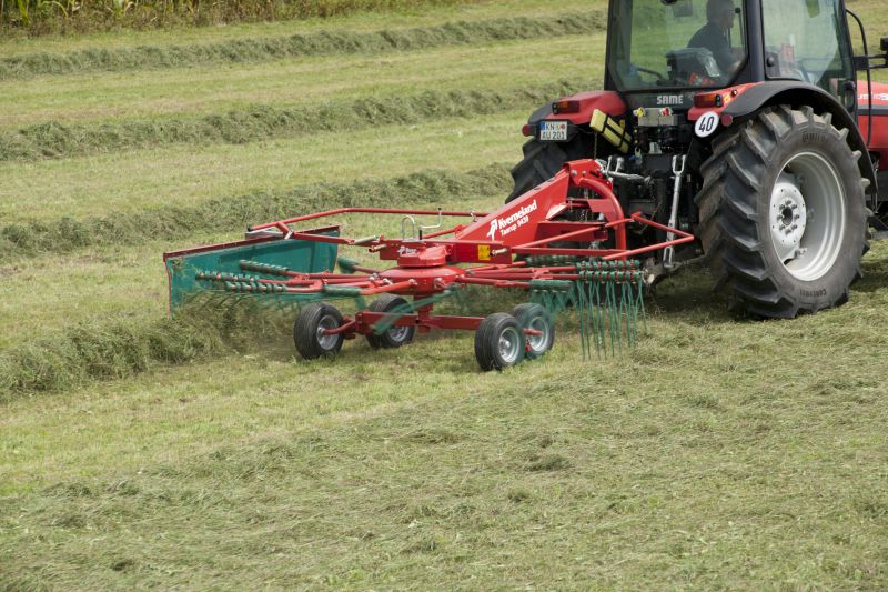 Single Rotor Rakes - Kverneland 9032 9035 9439 9442T 9443 9447T, compact and efficient during operating