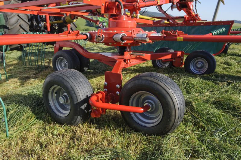 Double Rotor Rakes - Kverneland 9580 C - 9584 C - 9590 C Hydro, heavy duty rakes which performs in the toughest conditions