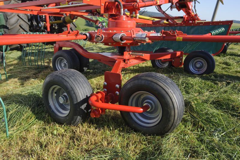 Double Rotor Rakes - Kverneland 9580 C - 9584 C - 9590 C Hydro, heavy duty rakes which performs in the toughest conditions