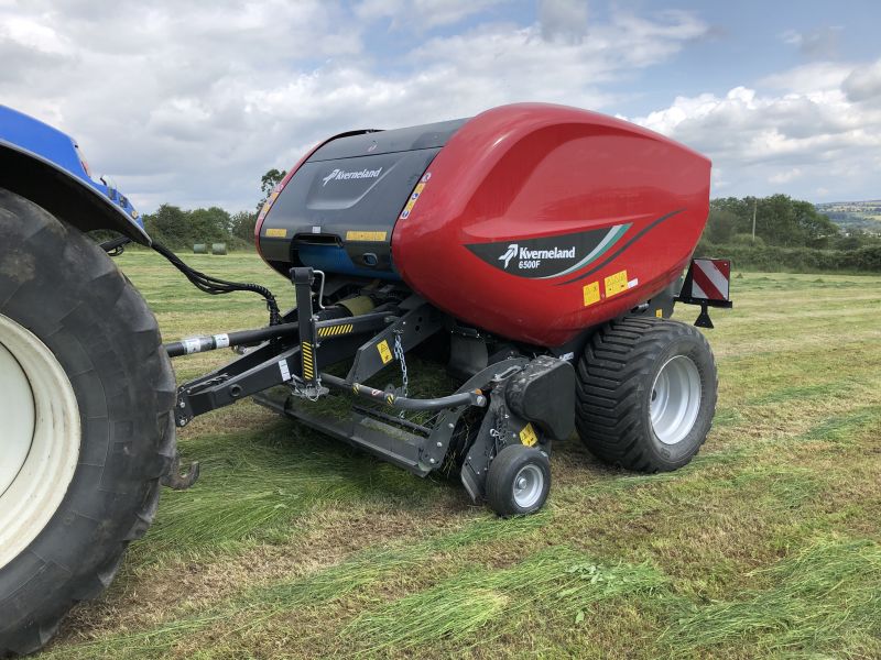 Fixed Chamber Round Balers - Kverneland 6500 F, operating on field with low power requirements