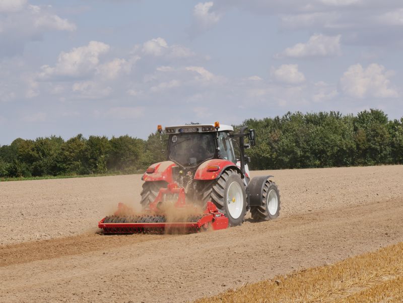 Kverneland M series, medium sized, reliabale with long life time and perfect soil levelling