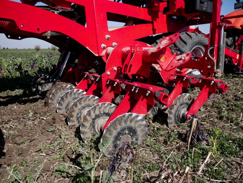 Kverneland u-drill, universal seed drill combination - seedbed preparation and levelling