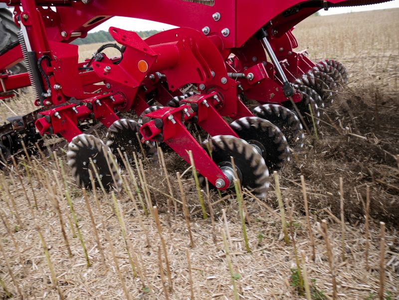 Kverneland u-drill, universal seed drill combination - seedbed preparation and levelling