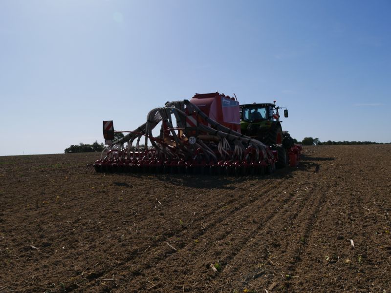 Kverneland u-drill, universal seed drill combination - seedbed preparation and levelling