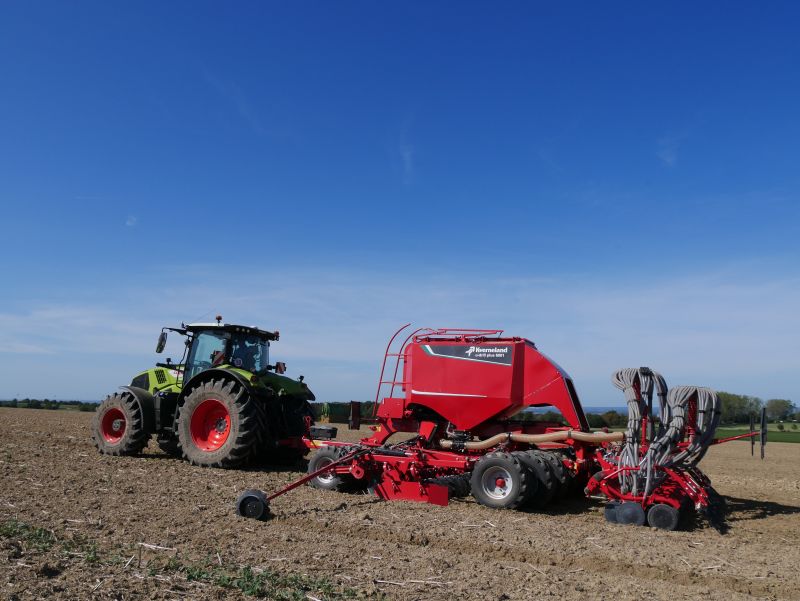 Kverneland u-drill, universal seed drill combination - seedbed preparation and levelling