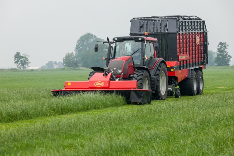 Plain Mowers - Vicon EXTRA 332XF, designed for narrow swathing and wide spreading, first front disc mower with with an actively driven swath former