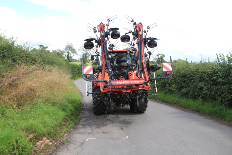 mounted tedders - VICON FANEX 554-684-764-904-1124, Central adjustment for border spreading keeping the crop inside the field.