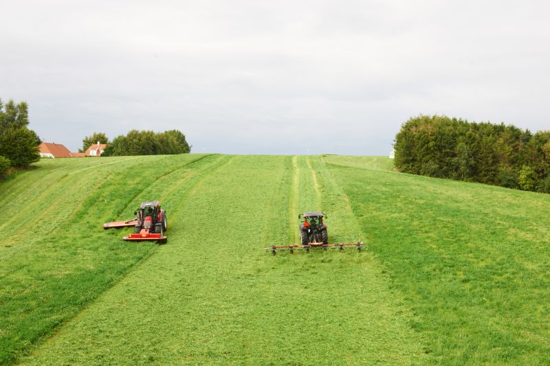 Plain Mowers - VICON EXTRA 328F - 332F - FRONT MOUNTED DISC MOWER, with its responsive headstock makes it easy to use