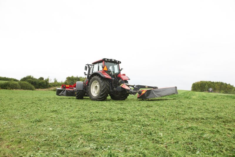 Plain Mowers - VICON EXTRA 328F - 332F - FRONT MOUNTED DISC MOWER, with its responsive headstock makes it easy to use