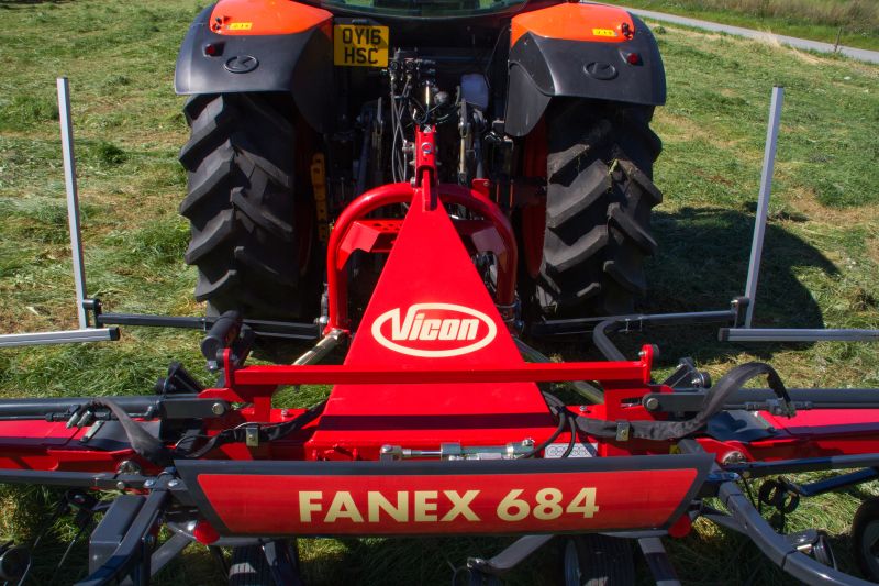 mounted tedders - VICON FANEX 554-684-764-904-1124, Central adjustment for border spreading keeping the crop inside the field.