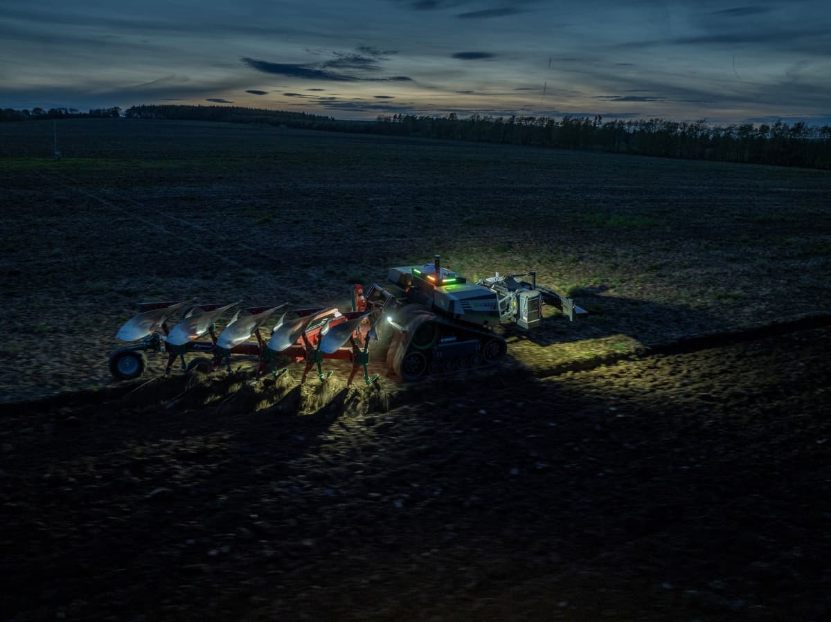 Kverneland LO plov + AgBot Record - Solnedgang