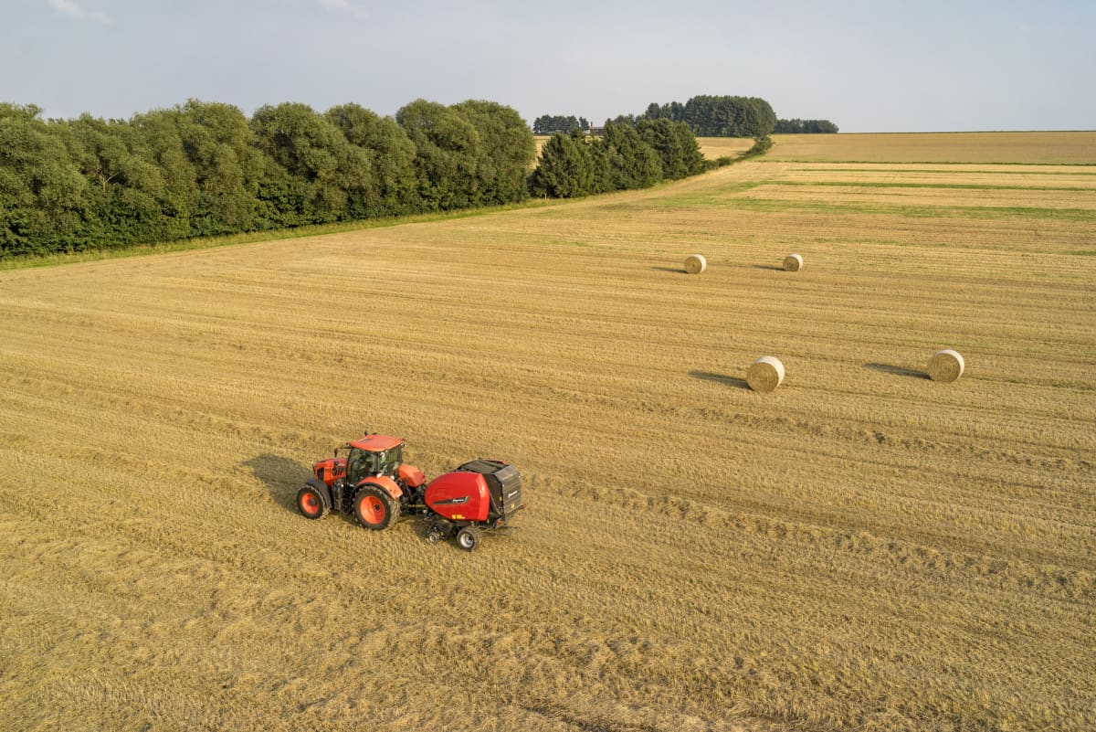 Variable Chamber round balers - Kverneland 6616 Plus - 6618 Plus, operating efficiently with high performance on field