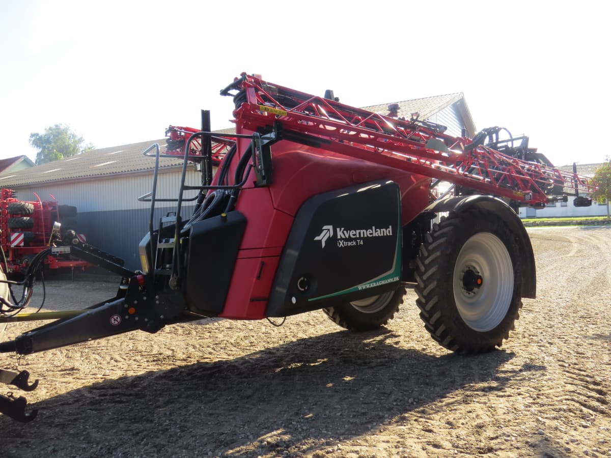 The Danish farmer Henning Rasmussen talks about his deep cultivator, seed drill, fertilizer spreader and brand new field sprayer, all from Kverneland.