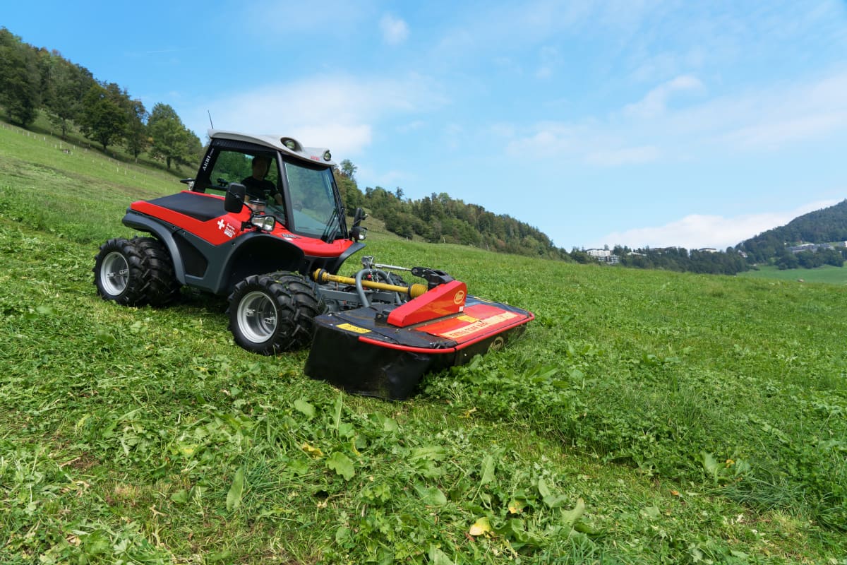 Plain Mowers - VICON EXTRA 324F ALPIN - FRONT MOUNTED ALPINE DISC MOWER, made for mountain regions and hilly conditions with its stable gravity point and excellent visibility