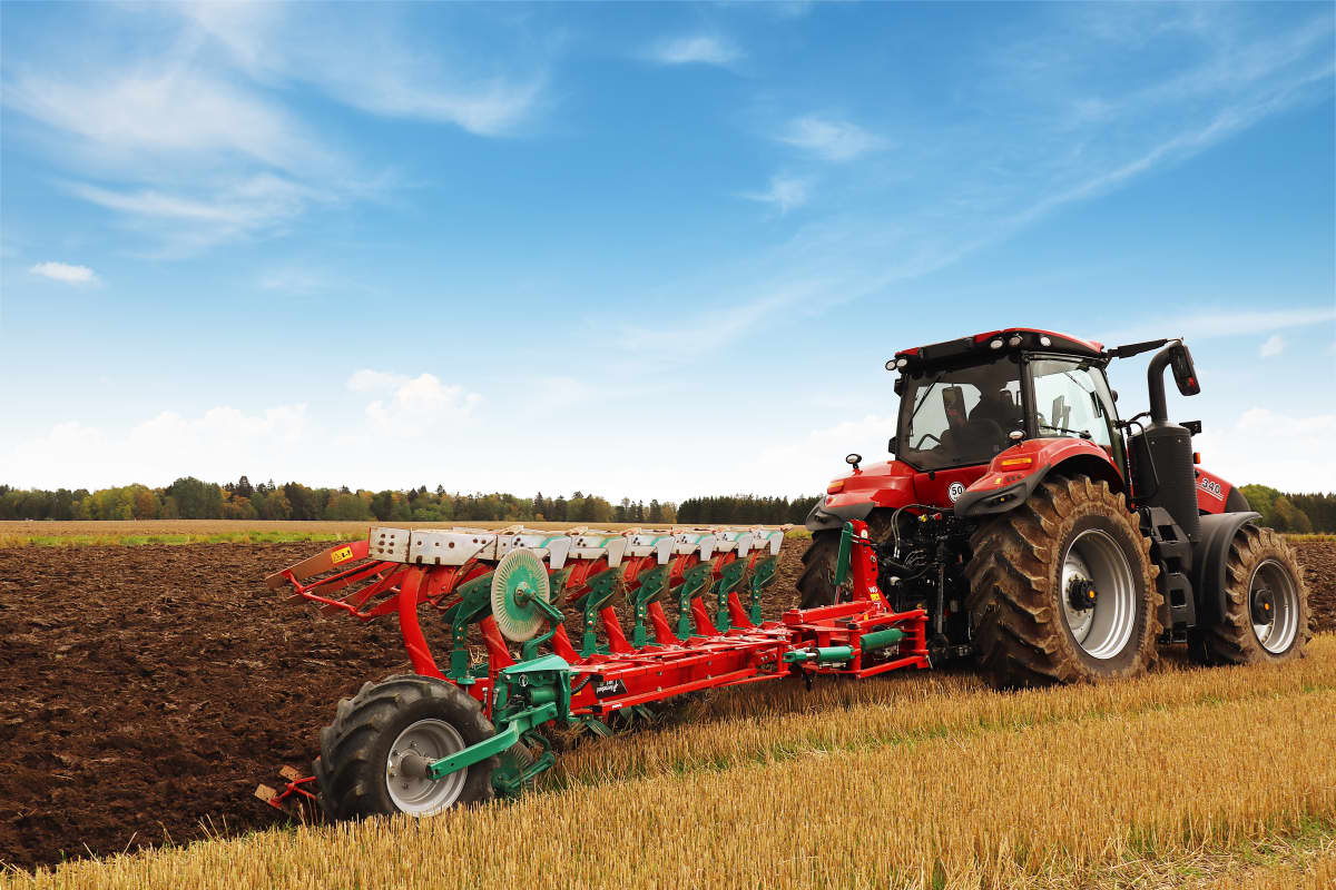 Kverneland 3400 S provides the best soil preparation, in furrow and on land, great range of accessories