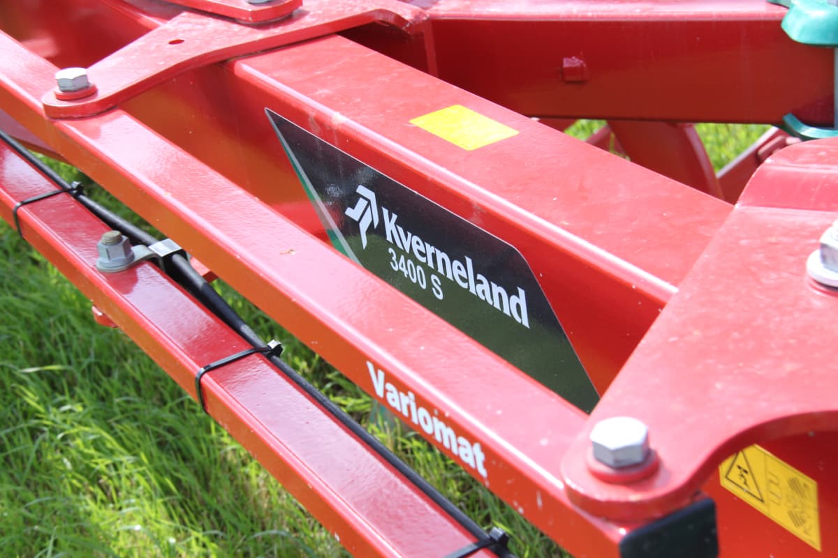 Kverneland 3400 S provides the best soil preparation, in furrow and on land, great range of accessories