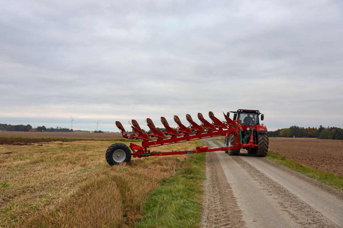 Kverneland 6300 S, compact while transported by tractor