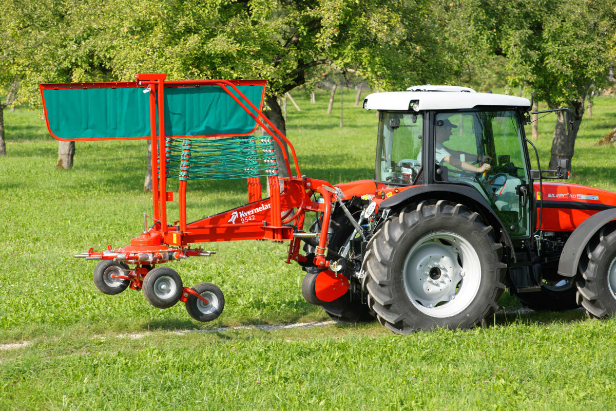 Single Rotor Rakes - Kverneland 9032 9035 9439 9442T 9443 9447T, compact and efficient during operating