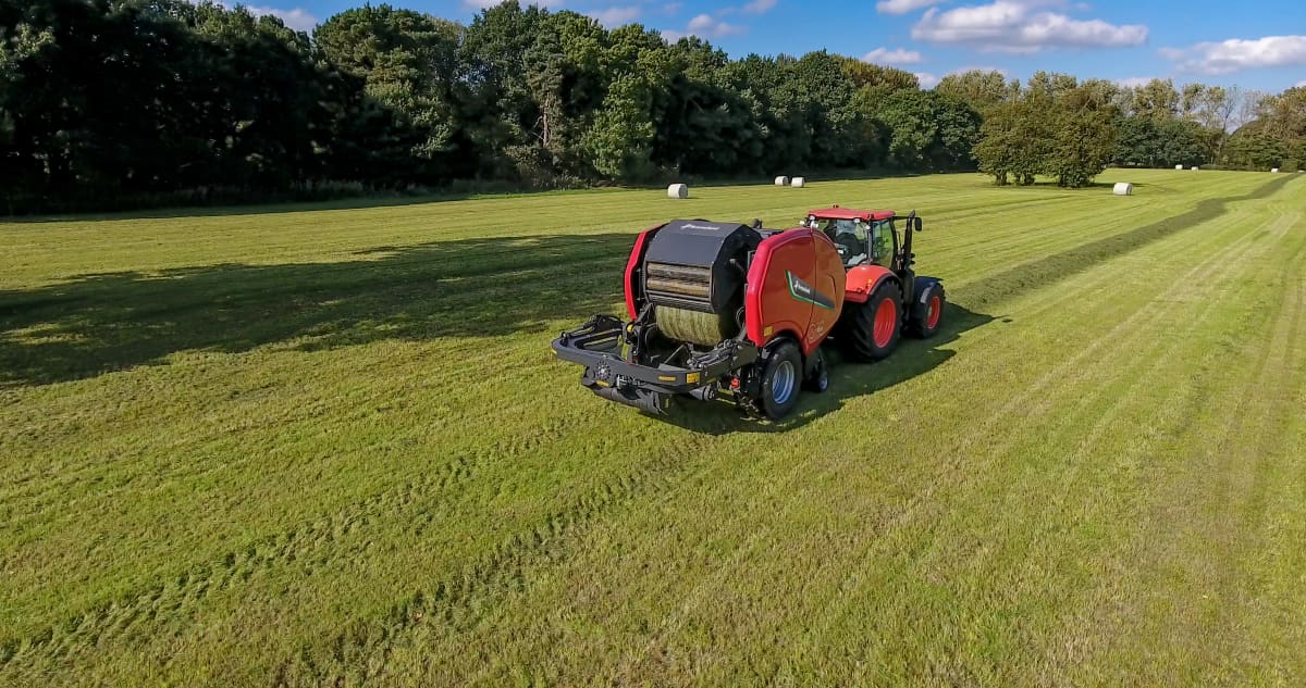 Fixed Chamber Baler-Wrapper combinations - FastBale Kverneland, operating super efficiently and non stop on field