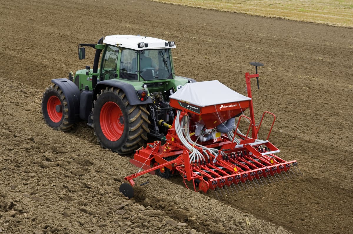 Pneumatic seed drills - Kverneland DA light weighted cultivator on field
